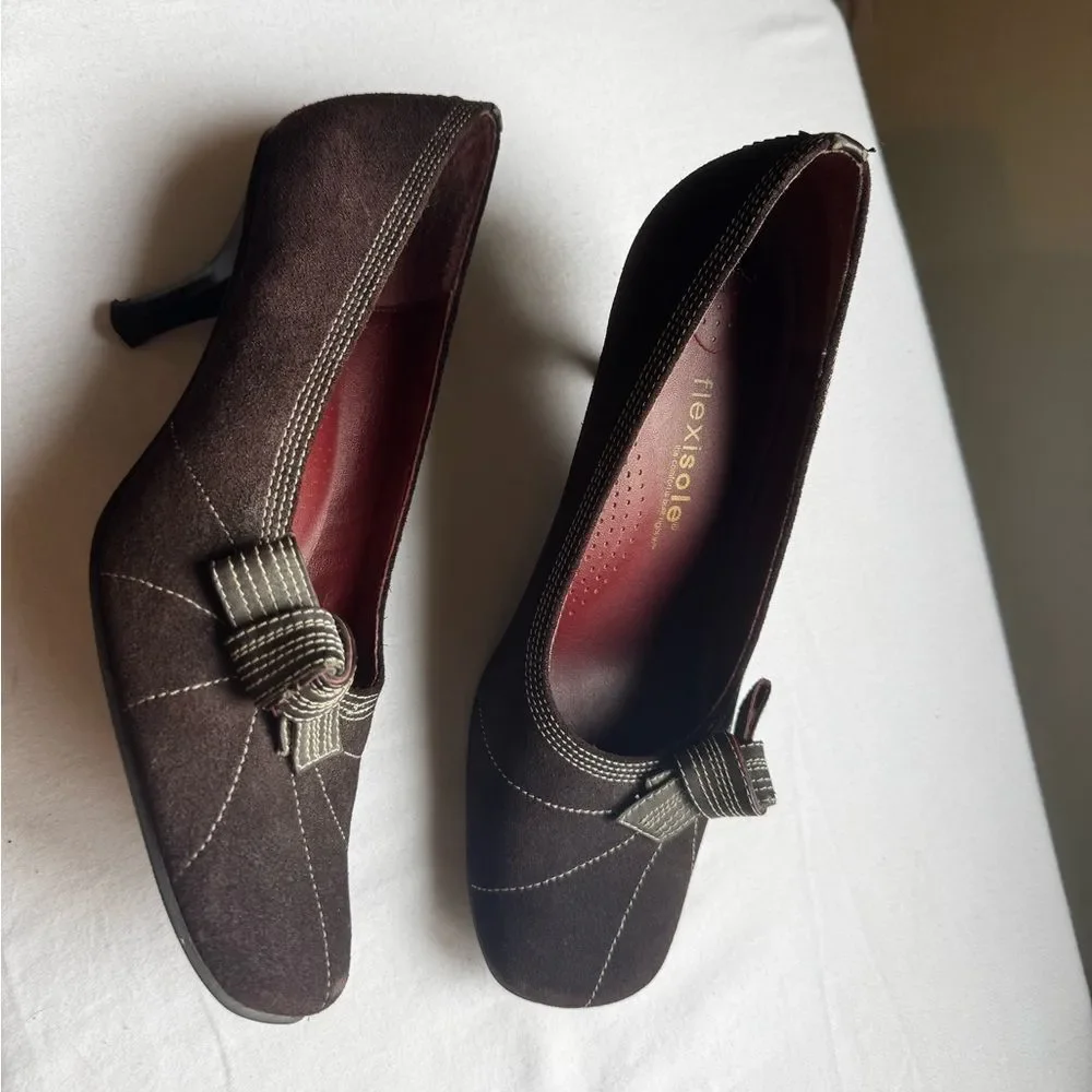 Y2K Rare Flexisole Pumps with a Bow Tie accent and a kitten heel style. size 7